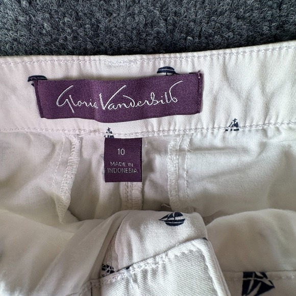 Gloria Vanderbilt Bermuda Shorts Womens 10 White Boat Print Pockets Casual Wear - Picture 3 of 7